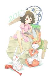  2011 2girls :&gt; animal_ears barefoot black_hair blonde_hair closed_eyes commentary_request crossover dress inaba_tewi jewelry kine mallet multiple_girls necklace odin_sphere okami pooka_(odin_sphere) rabbit rabbit_ears red_eyes short_hair sitting smile touhou yumigami ziro_(daydozen) 