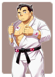  1boy abs bandaged_arm bandages bara belt black_belt black_hair border brown_background brown_eyes closed_mouth clothes_grab cowboy_shot dougi ei_(marutendon) glowing glowing_eyes karate_gi kushinada_jugo large_pectorals looking_at_viewer male_focus martial_arts_belt muscular muscular_male nipples outside_border pectorals short_hair simple_background solo standing sweat thick_eyebrows tokyo_afterschool_summoners white_border 