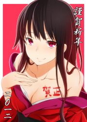  black_hair body_writing breasts cleavage commentary_request female hand_on_own_chest japanese_clothes kimono laco_soregashi long_hair medium_breasts new_year off_shoulder original partial_commentary photoshop_(medium) red_eyes red_kimono smile solo translated upper_body 