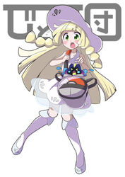  &gt;_&lt; bag blonde_hair braid commentary_request cosmog dress duffel_bag female green_eyes hat lillie_(pokemon) long_hair open_mouth photoshop_(medium) pokemon pokemon_(creature) pokemon_sm see-through sleeveless sleeveless_dress soboro_(jitome_dan) sun_hat twin_braids white_dress white_hat 