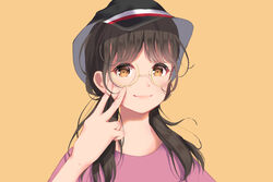  black_hat brown_eyes brown_hair chinese_commentary commentary female glasses hand_up hat highres long_hair looking_at_viewer low_twintails orange_background original pink_shirt shirt simple_background smile solo twintails unnik v yellow-framed_eyewear 