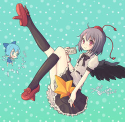  2girls black_hair black_wings blue_eyes blue_hair camera cirno commentary_request geta hand_fan hat hauchiwa kimarin kneehighs multiple_girls red_eyes shameimaru_aya socks tengu-geta tokin_hat touhou translation_request wings 