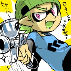  1boy aerospray_(splatoon) beanie bike_shorts colored_tongue commentary_request green_hair green_tongue hat inkling inkling_boy inkling_player_character layered_clothes long_sleeves lowres male_focus nana_(raiupika) oerba_yun_fang pink_eyes pointing pointing_at_viewer shirt simple_background smile solo splatoon_(series) splatoon_1 t-shirt tentacle_hair yellow_background 