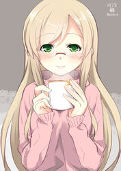  blonde_hair commentary_request cup female futsuu_no_joshikousei_ga_locodol_yattemita glasses green_eyes kohinata_yukari long_hair simple_background smile solo sweater weshika 