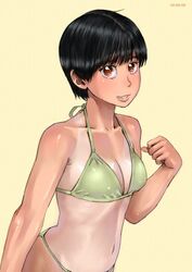  arm_up ayumu_(zenkou) bikini black_hair breasts cleavage commentary_request dated female green_bikini grin looking_at_viewer medium_breasts navel one-piece_tan orange_eyes original shiny_skin short_hair simple_background smile solo swimsuit tan tanlines upper_body yellow_background zenkou 