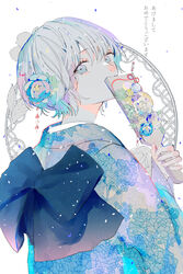  absurdres back_bow black_bow blue_flower bow commentary covering_own_mouth female floral_print flower from_behind grey_eyes grey_hair hagimorijia hair_between_eyes hair_flower hair_ornament hand_up head_tilt highres holding japanese_clothes kimono long_sleeves looking_at_viewer original purple_flower red_ribbon ribbon short_hair sideways_glance solo translated upper_body 