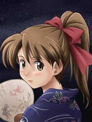  animal_print blush bow brown_eyes brown_hair commentary_request female fish_print floral_print hair_ribbon hairbow hand_fan high_ponytail holding holding_fan japanese_clothes kimono lielos looking_back medium_hair morning_glory_print night night_sky original paper_fan poniko_(lielos) ponytail red_bow ribbon sky solo star_(sky) starry_sky uchiwa 