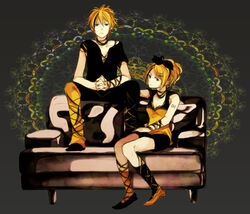  2girls 96neko androgynous bad_id bad_pixiv_id blonde_hair blue_eyes couch hair_ornament hair_ribbon hairclip indie_utaite kagamine_rin multiple_girls ribbon short_hair sitting tokyo-to_rock_city_(vocaloid) tsuyuxxx utaite vocaloid 