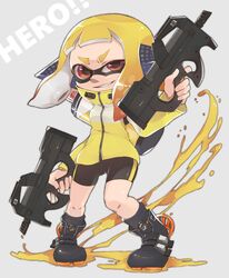  agent_4_(splatoon) ankle_boots bike_shorts black_footwear black_shorts black_socks blonde_hair blunt_bangs boots bullpup coat commentary_request dual_wielding english_text female gradient_hair grey_background grin gun headgear highres holding ink_tank_(splatoon) inkling inkling_girl inkling_player_character long_sleeves looking_at_viewer medium_hair multicolored_hair orange_hair p90 paint_splatter prat_rat red_eyes shorts single_vertical_stripe smile socks solo splatoon_(series) splatoon_2 squidbeak_splatoon standing submachine_gun tentacle_hair weapon yellow_coat 