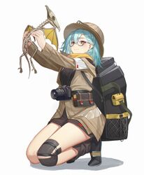  backpack bag blue_hair camera chinese_commentary commentary_request female fern_(neural_cloud) girls&#039;_frontline girls&#039;_frontline_neural_cloud glasses hat helmet holding jacket kneeling medium_hair pith_helmet pterosaur scarf shorts skeleton smile soeyumi solo white_background yellow_eyes yellow_scarf 