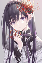  akemi_homura akemi_homura_(magical_girl) black_hair black_hairband closed_mouth commentary cosplay expressionless female flower grey_background hair_flower hair_ornament hairband hand_up head_tilt highres holding holding_flower homulilly homulilly_(cosplay) long_hair long_sleeves looking_at_viewer magical_girl mahou_shoujo_madoka_magica mahou_shoujo_madoka_magica:_hangyaku_no_monogatari neck_ribbon purple_eyes purple_ribbon red_flower ribbon riri_(ririwaldorf) solo spider_lily upper_body 