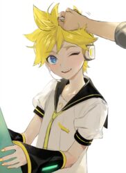  1boy bass_clef blonde_hair blue_eyes commentary detached_sleeves headpat headset holding kagamine_len looking_at_viewer male_focus naoko_(naonocoto) necktie one_eye_closed open_mouth sailor_collar smile solo_focus vocaloid white_background yellow_nails 