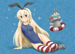  black_hairband blonde_hair blue_background blue_one-piece_swimsuit brown_eyes commentary_request competition_swimsuit female full_body hairband kantai_collection long_hair one-piece_swimsuit rensouhou-chan shimakaze_(kancolle) sitting solo sparkle speedo_(company) striped_clothes striped_thighhighs swimsuit thighhighs tk4 yokozuwari 