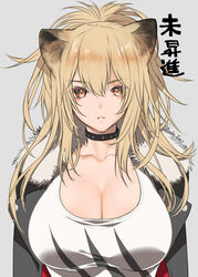  animal_ears arknights black_choker black_jacket blonde_hair breasts brown_eyes choker cleavage collarbone commentary_request female fur-trimmed_jacket fur_trim grey_background hair_between_eyes jacket large_breasts lion_ears long_hair looking_at_viewer open_clothes open_jacket shirt siege_(arknights) simple_background solo tooka translated upper_body white_shirt 