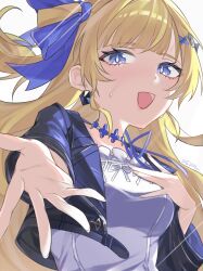 absurdres blonde_hair blue_eyes blue_jacket breasts commentary female fingernails hair_ornament hand_on_own_chest highres jacket kazuna_ys long_hair looking_at_viewer offering_hand official_alternate_costume open_mouth phoebe_(wuthering_waves) signature simple_background small_breasts smile solo sweat upper_body white_background wuthering_waves x_hair_ornament 