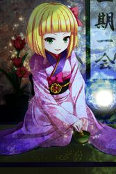  blonde_hair blunt_bangs bow bowl commentary_request female flower green_eyes hairbow higanbana_no_saku_yoru_ni highres japanese_clothes kimono seiza sitting smile sumire_(higanbana) uzu_hi 