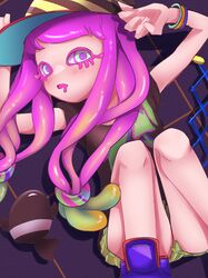  1other arms_up baseball_cap black_shirt blue_footwear female fish green_eyes green_skirt harmony&#039;s_clownfish_(splatoon) harmony_(splatoon) hat highres knees_up legs long_hair lying miniskirt on_back open_mouth pink_hair shirt shoes short_sleeves skirt splatoon_(series) splatoon_3 striped_clothes striped_headwear t-shirt tama_nya tentacle_hair thighs 