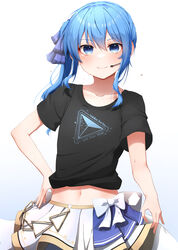  absurdres alternate_costume black_shirt blue_eyes blue_hair blue_ribbon closed_mouth commentary_request cowboy_shot crop_top female hair_ribbon hand_on_own_hip headset highres hololive hololive_idol_uniform hoshimachi_suisei long_hair microphone midriff navel pepushi_drow ribbon shirt short_sleeves side_ponytail sidelocks simple_background skirt smile solo virtual_youtuber white_skirt 