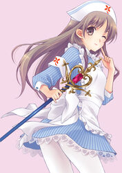  alternate_costume apron atelier_(series) atelier_totori blue_skirt bow brown_eyes brown_hair commentary_request female frills hat long_hair looking_back one_eye_closed pantyhose photoshop_(medium) pink_background skirt smile solo totooria_helmold wand white_bow white_pantyhose yuuki_mitsuru 