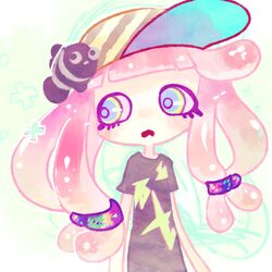  animal baseball_cap black_shirt blue_eyes blunt_bangs blush clownfish commentary_request eyelashes female fish frown green_eyes hair_ornament harmony&#039;s_clownfish_(splatoon) harmony_(splatoon) hat mizoreame multicolored_eyes open_mouth pink_hair ringed_eyes shirt short_sleeves solo splatoon_(series) splatoon_1 upper_body 