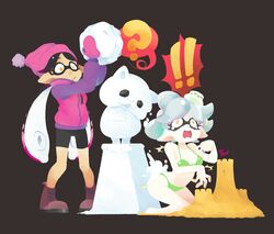  ! +_+ 2girls 3d_rod! ? artist_name beanie bike_shorts bikini boots brown_background callie_(splatoon) coat commentary_request grey_hair hat inkling marie_(splatoon) multiple_girls pointy_ears sand_castle sand_sculpture simple_background snowman splatoon_(series) splatoon_1 spoken_exclamation_mark spoken_question_mark swimsuit tentacle_hair winter_clothes winter_coat yellow_eyes 