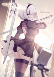  2b_(nier:automata) ass ayan back_cutout black_blindfold black_dress black_hairband black_thighhighs blindfold boots breasts chinese_commentary clothes_lift clothing_cutout commentary copyright_name covered_eyes dress dress_lift feather-trimmed_sleeves feet_out_of_frame female gloves hairband highres holding holding_sword holding_weapon juliet_sleeves large_breasts long_sleeves mole mole_under_mouth nier:automata nier_(series) pod_(nier:automata) puffy_sleeves short_hair solo sword thigh_boots thighhighs thighhighs_under_boots virtuous_contract weapon white_hair 