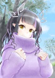  absurdres alternate_costume black_hair blue_sky blunt_bangs blurry blurry_background blush closed_mouth cloud commentary_request day demon_girl demon_horns female highres horns kojo_anna long_hair looking_at_viewer multicolored_hair nanashi_inc. outdoors pink_sweater pointy_ears purple_hair robou_no_stone sky sleeves_past_wrists smile solo sugar_lyric sweater tree turtleneck two-tone_hair upper_body virtual_youtuber yellow_eyes 