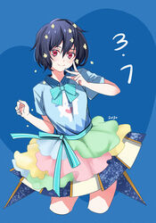  black_hair blue_background blue_shirt blush bow bowtie closed_mouth collared_shirt commentary cropped_legs da_huang dated english_commentary female frills gathers green_bow green_bowtie green_ribbons hair_ornament heart heart_background layered_skirt leaning_to_the_side looking_at_viewer mizuno_ai multicolored_clothes multicolored_skirt red_eyes ribbon shirt short_hair short_sleeves skirt smile solo standing striped_bow striped_bowtie striped_clothes w zombie_land_saga 