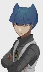  1boy bad_id bad_twitter_id blue_eyes blue_hair blunt_bangs closed_mouth commentary_request crossed_arms frown grey_background grey_shirt highres logo looking_at_viewer male_focus merimori pokemon pokemon_dppt saturn_(pokemon) shirt short_hair simple_background solo team_galactic team_galactic_uniform upper_body 