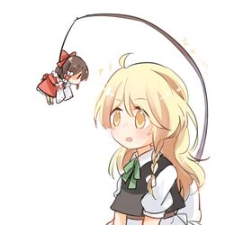  2girls ahoge bad_id bad_pixiv_id bow braid carrot_on_stick commentary_request confused hairbow hakurei_reimu japanese_clothes kirisame_marisa kosencha looking_at_another miko mini_person minigirl multiple_girls simple_background stick string touhou 