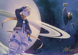  1boy adjusting_eyewear baggy_clothes blonde_hair blue_eyes bomber_jacket bright_pupils deep_space_probe fate/grand_order fate/requiem fate_(series) feet_out_of_frame floating floating_object glowing goggles goggles_on_head highres jacket jupiter_(planet) looking_at_viewer male_focus metalfrog parted_bangs planet saturn_(planet) scarf short_hair sky smile solo space spacesuit star_(sky) star_(symbol) starry_background starry_sky voyager_(fate) voyager_(third_ascension)_(fate) voyager_probe yellow_scarf 