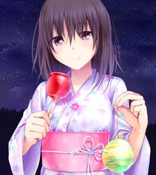  brown_hair candy_apple commentary eyes_visible_through_hair female floral_print food hair_between_eyes holding holding_food japanese_clothes kimono light_blush looking_at_viewer medium_hair night obi original outdoors print_kimono purple_eyes sash smile solo upper_body water_balloon wide_sleeves yukata yuki_(sangeki5806) 