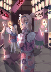  3girls banner blonde_hair blue_eyes blush bow character_mask chinese_commentary commentary crossover eevee english_commentary festival floral_print food food_stand geta girls&#039;_frontline hairband hand_fan highres japanese_clothes kimono lantern long_sleeves market_stall mask mask_on_head mixed-language_commentary mp5_(girls&#039;_frontline) mr._krabs multiple_crossover multiple_girls natsuki_(digretking) night nobori obi outdoors paper_fan paper_lantern patrick_star peony_print pink_bow pokemon pokemon_(creature) sash short_kimono shorts spongebob_squarepants_(series) squidward_tentacles summer_festival suomi_(girls&#039;_frontline) taiyaki thighhighs thompson_(girls&#039;_frontline) uchiwa wagashi waving white_thighhighs yukata zettai_ryouiki 