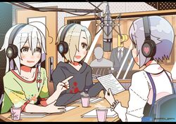  3girls bad_id bad_pixiv_id blonde_hair brown_eyes faceless faceless_male grey_hair hair_over_one_eye headphones hoshi_syoko idolmaster idolmaster_cinderella_girls kawaii_boku_to_142&#039;s_(idolmaster) koshimizu_sachiko light_purple_hair long_hair microphone multiple_girls open_mouth p-head_producer producer_(idolmaster) radio_booth shirasaka_koume short_hair skull sleeves_past_wrists yadokugaeru 