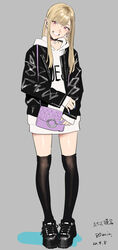  :d ankle_boots bag black_choker black_jacket black_socks blonde_hair blue_nails boots choker earrings female fingernails full_body grey_background grin gyaru handbag head_tilt highres hood hood_down hoodie jacket jewelry kitagawa_marin leather leather_jacket long_hair long_hoodie looking_at_viewer nail_polish open_clothes open_jacket pigeon-toed pinky_ring red_eyes simple_background sleeves_past_wrists smile socks solo sono_bisque_doll_wa_koi_wo_suru white_hoodie yukiyoshi_mamizu zettai_ryouiki 