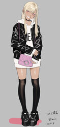  :d ankle_boots bag black_choker black_jacket black_socks blonde_hair blue_nails boots choker dark-skinned_female dark_skin earrings female fingernails full_body grey_background grin gyaru handbag head_tilt highres hood hood_down hoodie jacket jewelry kitagawa_marin leather leather_jacket long_hair long_hoodie looking_at_viewer nail_polish open_clothes open_jacket pigeon-toed pinky_ring red_eyes simple_background sleeves_past_wrists smile socks solo sono_bisque_doll_wa_koi_wo_suru white_hoodie yukiyoshi_mamizu zettai_ryouiki 