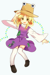  0mzum1 absurdres animal_print arm_up black_footwear blonde_hair blue_background breasts brown_eyes brown_hat eyes_visible_through_hair female frog_print hair_ribbon hand_on_headwear hand_up hat highres kneehighs long_sleeves looking_at_viewer medium_breasts moriya_suwako one-hour_drawing_challenge open_mouth purple_skirt purple_vest red_ribbon ribbon shirt shoes short_hair skirt smile socks solo touhou vest white_shirt white_socks wide_sleeves 