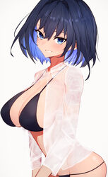  bikini black_bikini blue_eyes blue_hair blush breasts collarbone commentary female getto grin hair_between_eyes hair_intakes highres hololive hololive_english large_breasts looking_at_viewer ouro_kronii see-through see-through_shirt shirt short_hair sideboob simple_background smile solo standing swimsuit symbol-only_commentary teeth virtual_youtuber wet wet_clothes wet_shirt white_background white_shirt 