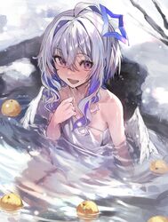  :d akieda amane_kanata apple blue_halo commentary_request female food fruit hair_between_eyes halo highres hololive looking_at_viewer medium_hair naked_towel onsen open_mouth partially_submerged purple_eyes smile snow solo star_halo towel virtual_youtuber wet white_hair white_wings wings 