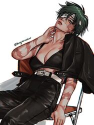  arm_at_side artist_name bandage_over_one_eye belt black_bra black_jacket black_pants bra breasts burn_scar chair closed_mouth collarbone cowboy_shot female folding_chair from_side green_hair half-closed_eyes hand_up head_tilt highres jacket jacket_on_shoulders jujutsu_kaisen leaning_back looking_at_viewer one_eye_covered pants round_eyewear scar scar_on_arm scar_on_face short_hair simple_background sitting solo underwear white_background yellow_eyes zen&#039;in_maki zu_yuan_cesar 