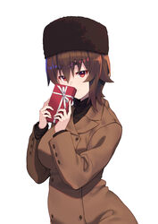  absurdres black_headband black_shirt brown_coat brown_hair closed_mouth coat commentary female fur_hat gift hat headband highres holding holding_gift hoshinomiya_nayuki kimi_tsuru long_sleeves looking_at_viewer original red_eyes shirt short_hair simple_background smile solo standing trench_coat ushanka valentine white_background 