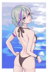  alternate_costume aqua_hair ass back back_focus bad_id bad_pixiv_id bare_back bare_shoulders bikini black_bikini breasts contender_(girls&#039;_frontline) danxing_aipangzi feet_out_of_frame female from_behind girls&#039;_frontline halterneck highres looking_at_viewer medium_breasts multicolored_hair open_mouth purple_eyes short_hair sideboob simple_background solo standing streaked_hair swimsuit 