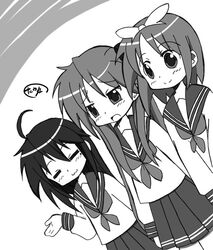  3girls greyscale hiiragi_kagami hiiragi_tsukasa izumi_konata lucky_star mole mole_under_eye monochrome multiple_girls ryouou_school_uniform school_uniform serafuku takamaru_(minamimachi_seisakusho) 