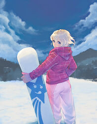  blonde_hair blue_eyes cloud day female from_behind gloves hood hood_down hoodie looking_at_viewer looking_back lowres original sky snow snowboard solo weno weno&#039;s_blonde_original_character 