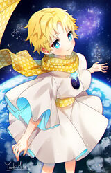  1boy baggy_clothes blonde_hair blue_eyes blush bright_pupils fate/grand_order fate/requiem fate_(series) male_focus parted_bangs photoshop_(medium) planet scarf sky smile solo space star_(sky) starry_sky tunic voyager_(fate) voyager_(first_ascension)_(fate) white_tunic yellow_scarf yuuhi_mika 