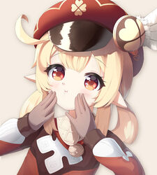  :t ahoge blonde_hair brown_gloves cabbie_hat clover_print coat commentary_request female genshin_impact gloves hands_on_own_cheeks hands_on_own_face hat hat_feather hat_ornament highres klee_(genshin_impact) long_hair long_sleeves looking_at_viewer no_ti_me orange_eyes pointy_ears red_coat scarf sidelocks silver_background simple_background solo 