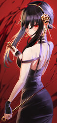  black_dress black_hair breasts cowboy_shot dress dual_wielding eden_(edenaldojj) female floating_hair flower hair_between_eyes hair_flower hair_ornament hairband holding holding_weapon looking_at_viewer medium_breasts red_background red_eyes short_hair_with_long_locks shoulder_blades sideboob sidelocks sleeveless sleeveless_dress solo spy_x_family standing weapon yellow_flower yellow_hairband yor_briar 