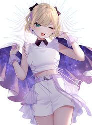  absurdres blonde_hair cowboy_shot crop_top female green_eyes hands_up highres iris_black_games kurumi_noah one_eye_closed open_mouth pomelunch shirt short_hair shorts sleeveless smile solo virtual_youtuber vspo! white_shirt white_shorts 