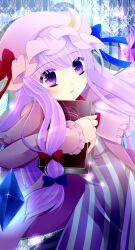  bad_id bad_pixiv_id blush book bow crescent crystal dress female hairbow hat highres long_hair open_mouth patchouli_knowledge purple_eyes purple_hair smile solo touhou yumemiya_subaru 