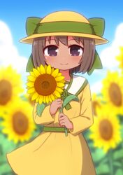  blue_sky blurry blurry_background blush bow brown_dress brown_eyes brown_hair brown_hat closed_mouth cloud commentary_request dark-skinned_female dark_skin day depth_of_field dress female field flower flower_field green_bow hat hat_bow highres holding holding_flower long_sleeves naga_u outdoors razzy short_hair sky smile solo summon_night summon_night:_swordcraft_story sun_hat sunflower sunflower_field yellow_flower 